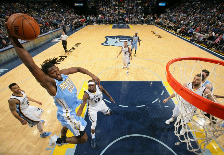 Kenneth Faried dei Denver Nuggets in elevazione a canestro contro i Memphis Grizzlies (Getty Images)